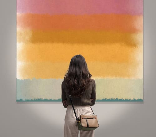 Une femme regarde un tableau d'art contemporain