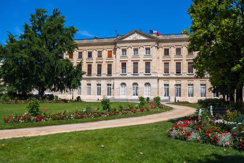 Vue extérieure du Musée des Beaux-Arts de Bordeaux, France, avec vue sur le jardin