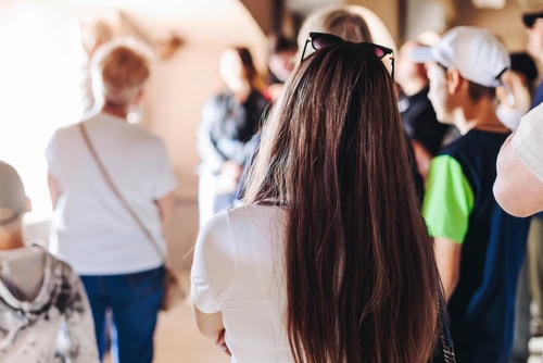 Groupe de personnes lors d'une visite guidée d'un musée
